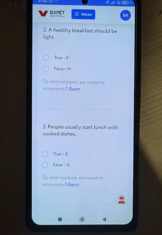 Определи true или false для предложений в тексте: 'A healthy breakfast should be light' и 'People usually start lunch with cooked dishes'