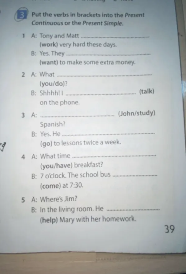 Put the verbs in brackets into the Present Continuous or the Present Simple.
