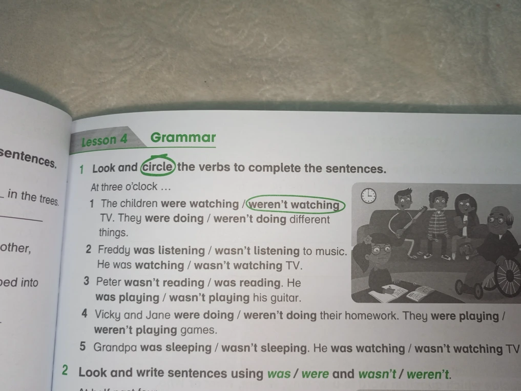 Look and circle the verbs to complete the sentences.