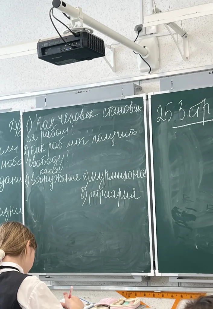 1) Как человек становился рабом? 2) Как раб мог получить свободу? 3) Какое вооружение а) мурмиллона б) ретиария