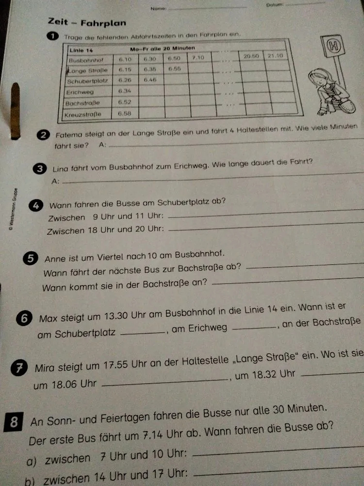 Trage die fehlenden Abfahrtszeiten in den Fahrplan ein. Fatema steigt an der Lange Straße ein und fährt 4 Haltestellen mit. Wie viele Minuten fährt sie?