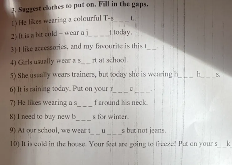 Suggest clothes to put on. Fill in the gaps.