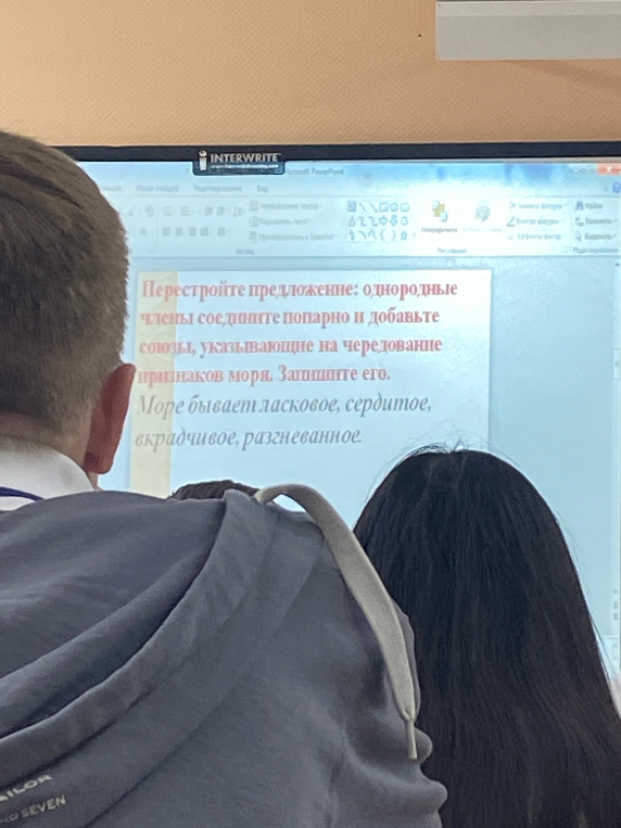 Перестройте предложение: однородные члены соедините попарно и добавьте союзы, указывающие на чередование признаков моря. Запишите его. Море бывает ласковое, сердитое, вкрадчивое, разгневанное.