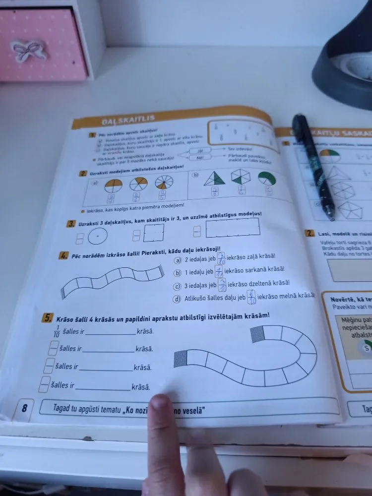 Krāso šalli 4 krāsās un papildini aprakstu atbilstoši izvēlētajām krāsām!