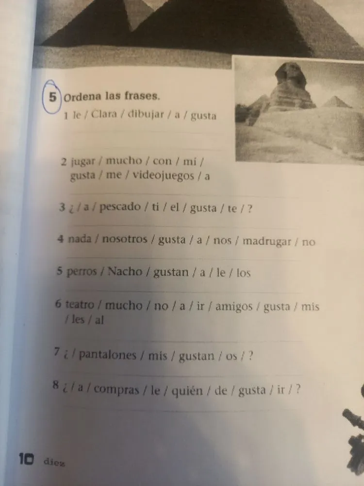 Ordena las frases. 1 le / Clara / dibujar / a / gusta