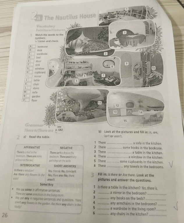 Look at the pictures and fill in: is, are, isn't or aren't.