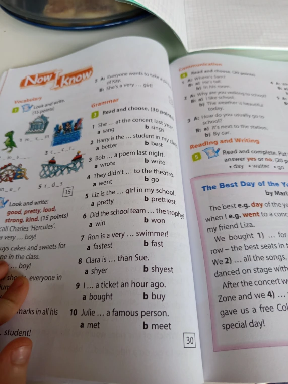 3 Read and choose. (30 points) 1 She ... at the concert last year. a sang b sings