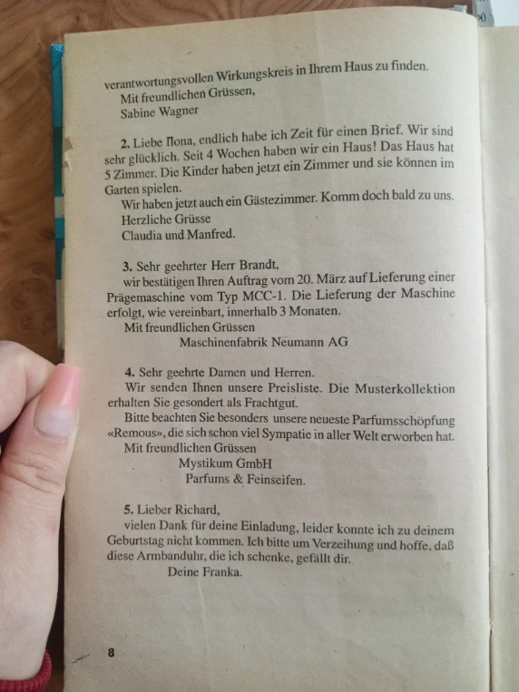 2. Liebe Ilona, endlich habe ich Zeit für einen Brief. Wir sind sehr glücklich. Seit 4 Wochen haben wir ein Haus! Das Haus hat 5 Zimmer. Die Kinder haben jetzt ein Zimmer und sie können im Garten spielen.