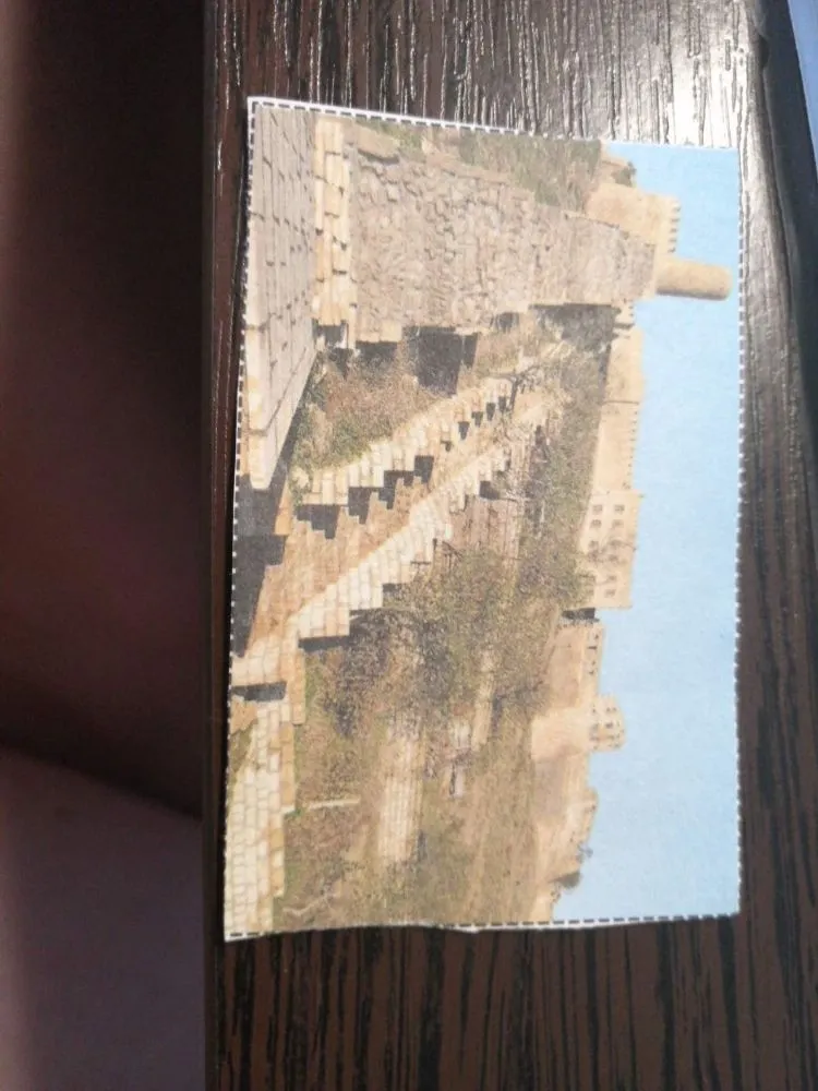 На фотографии изображена крепость Нарын-Кала, расположенная в городе Дербент.