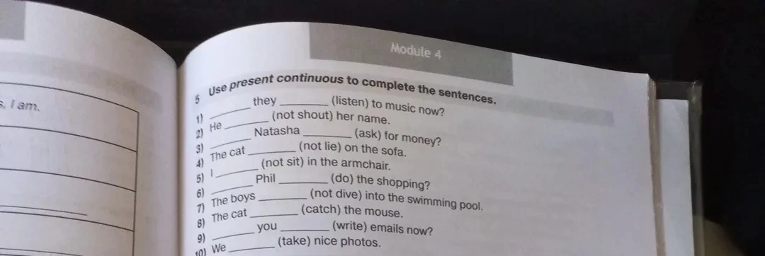 Use present continuous to complete the sentences.
