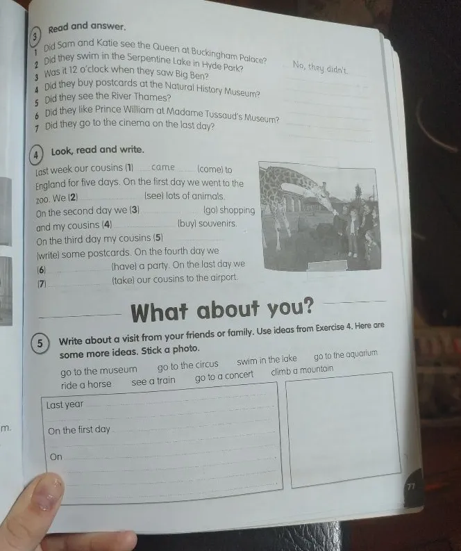 Read and answer. Did Sam and Katie see the Queen at Buckingham Palace?