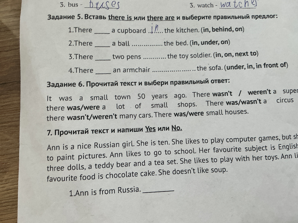 Задание 5. Вставь there is или there are и выберите правильный предлог: 1.There ____ a cupboard .... the kitchen. (in, behind, on)