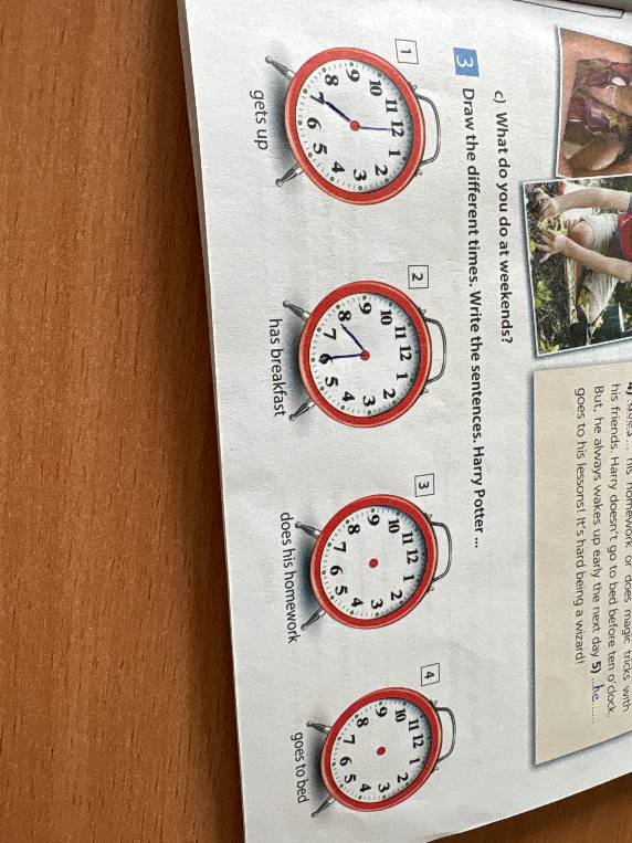 c) What do you do at weekends? Draw the different times. Write the sentences. Harry Potter ...