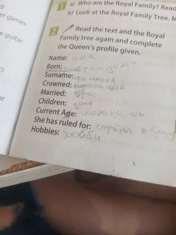 Read the text and the Royal Family tree again and complete the Queen's profile given.