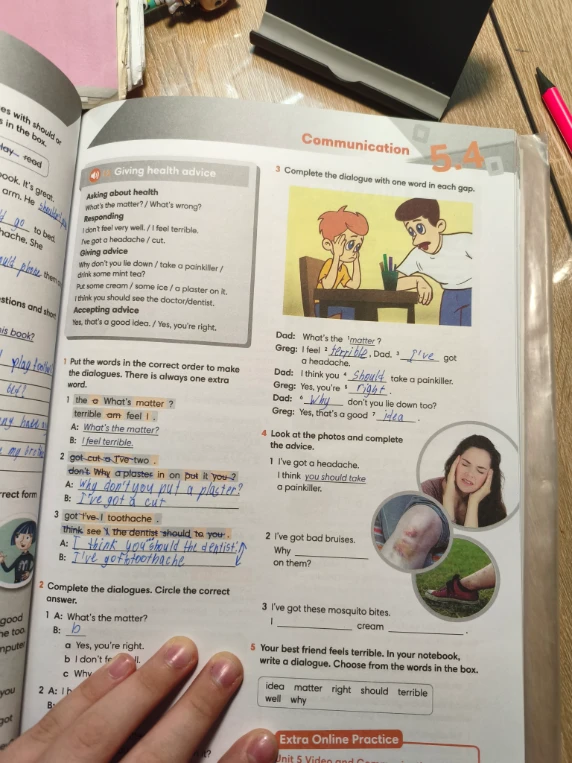 Look at the photos and complete the advice.