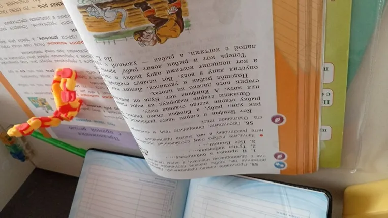 55. Прочитайте начало предложений. Придумайте и допишите так, чтобы сначала получилось предложение с однородными членами, а затем сложное: