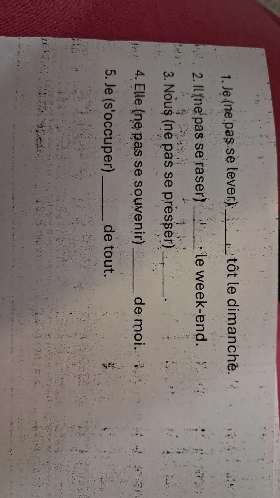 1. Je (ne pas se lever) ____ tôt le dimanche.