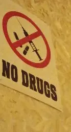 перевод какой (на изображении написано NO DRUGS)
