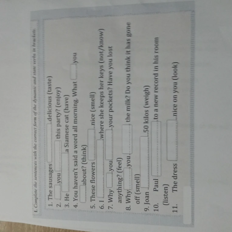 Complete the sentences with the correct form of the dynamic and state verbs in brackets