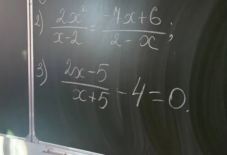 2) 2x^2 / (x-2) = (-7x+6) / (2-x) 3) (2x-5) / (x+5) - 4 = 0